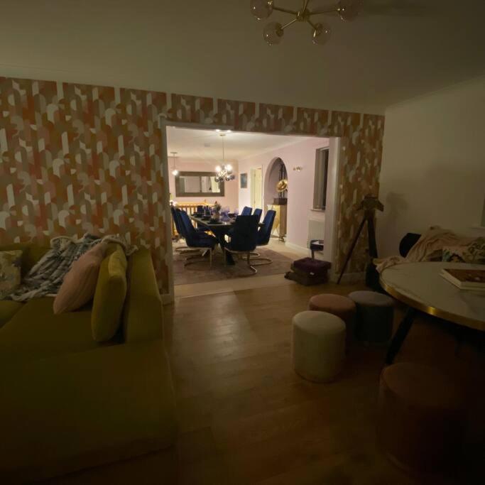 Luxury 4-5 Bed Home With Games Room And Balcony نيوتاون المظهر الخارجي الصورة